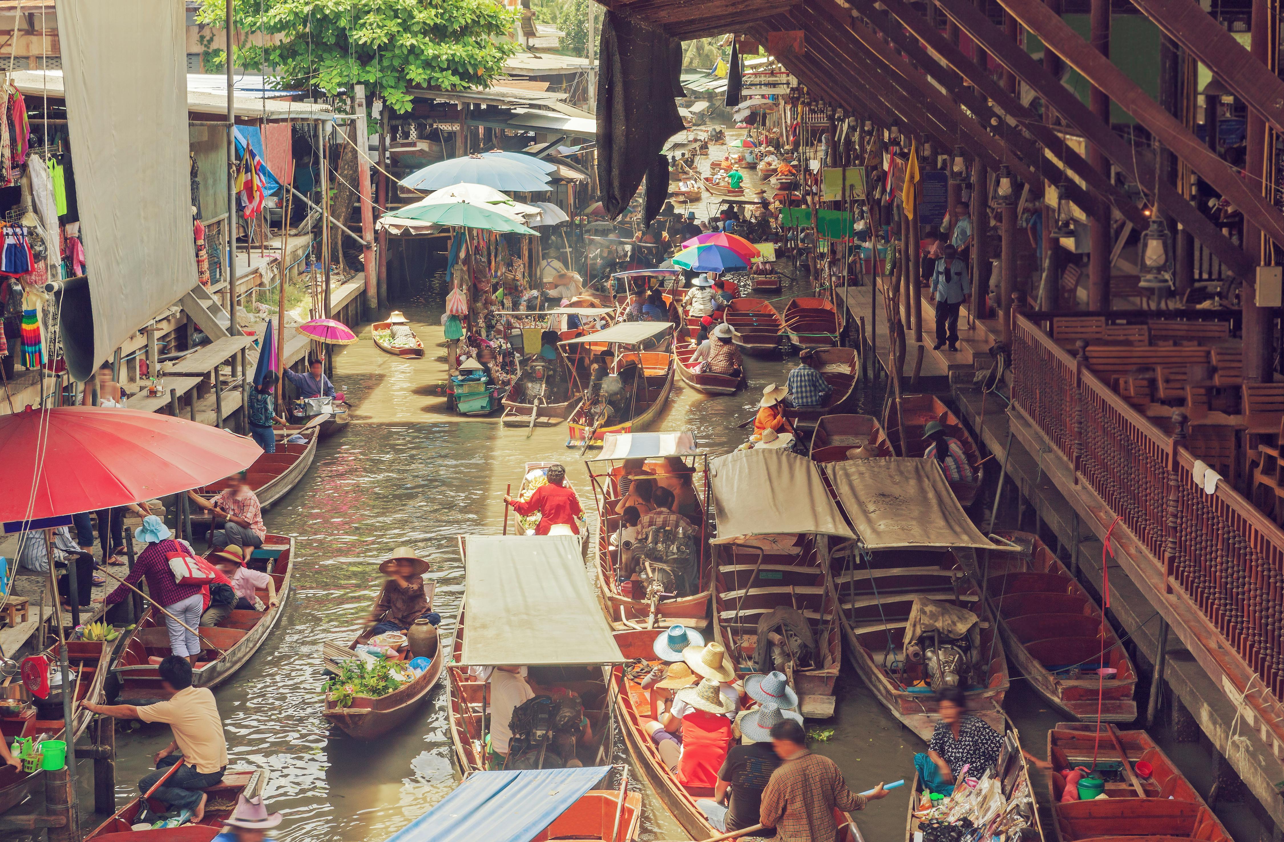 What makes floating markets different from Bangkok&rsquo;s night markets